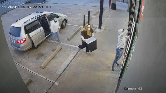 VIDEO: Officials looking for suspects seen on camera breaking into pet store, trying to steal puppies