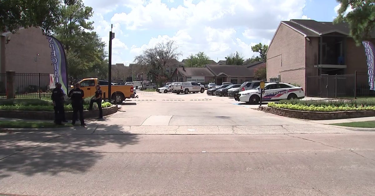 Man fatally shot in chest at NW Harris County apartment complex; search ...