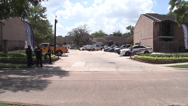 Man fatally shot in chest at NW Harris County apartment complex; search underway for 2 suspects