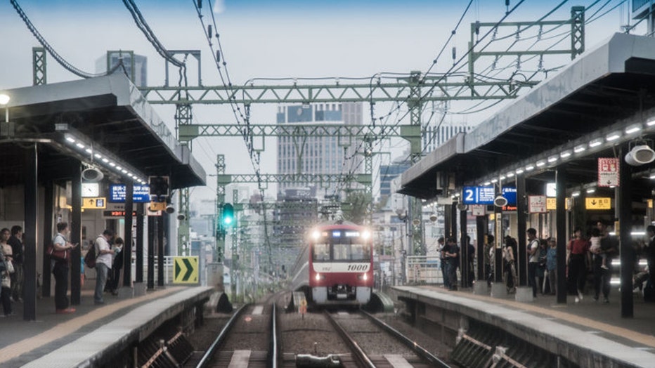 Tokyo train station1