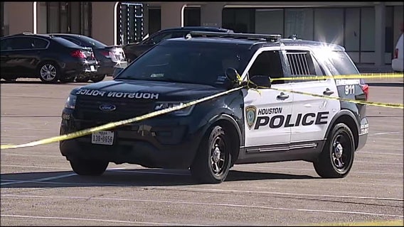 Police searching for suspect who stabbed man to death in Sharpstown