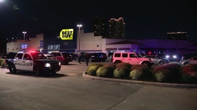 Man killed after being stabbed multiple times in front of Best Buy parking lot