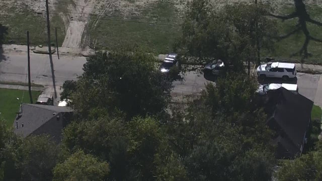 Houston police: Male found stabbed to death in vacant lot
