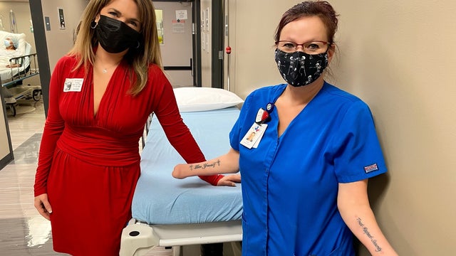 Born with no hands: Houston radiology technician easily does her job hands-free