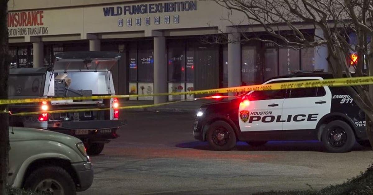 Manhunt underway after 2 shot, 1 killed outside hookah lounge in ...