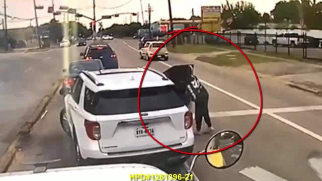 Houston police: Woman in car robbed at intersection after getting cash at bank