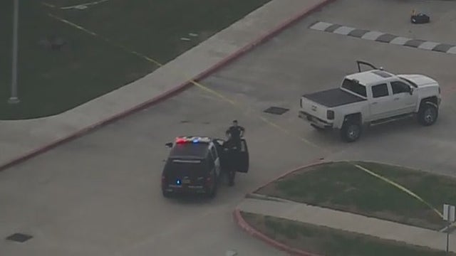 Police: 1 man killed, another injured after meeting suspects in west Houston