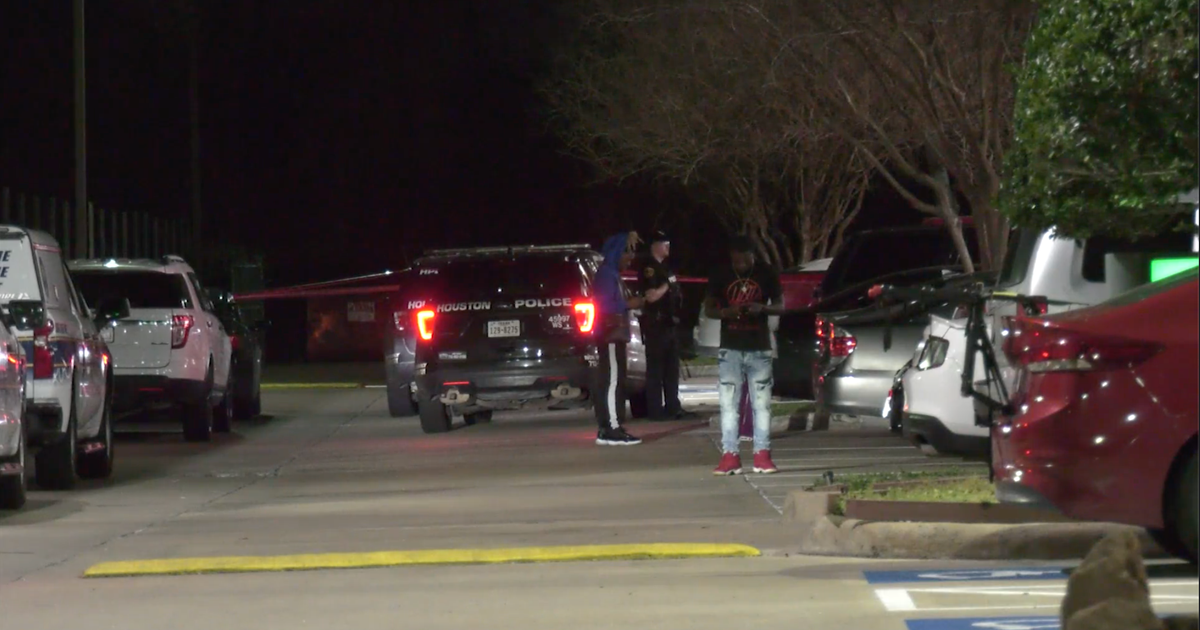 Man shot multiple times outside W. Houston hotel room | FOX 26 Houston