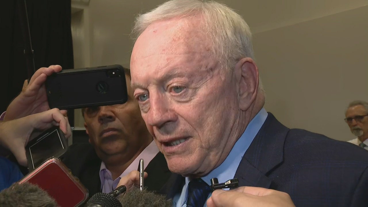 Jerry Jones photo in crowd attempting to deny access to 6 Black students at an Arkansas High School resurfaces