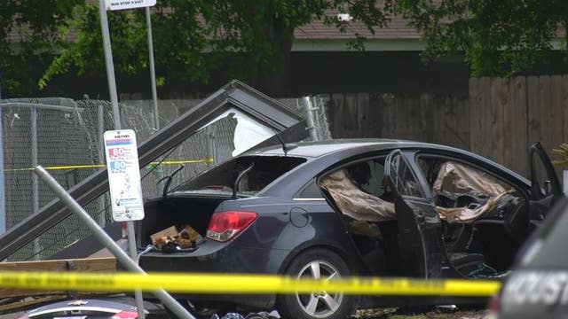 Teen killed after speeding car driven by woman with baby inside crashes in SE Houston