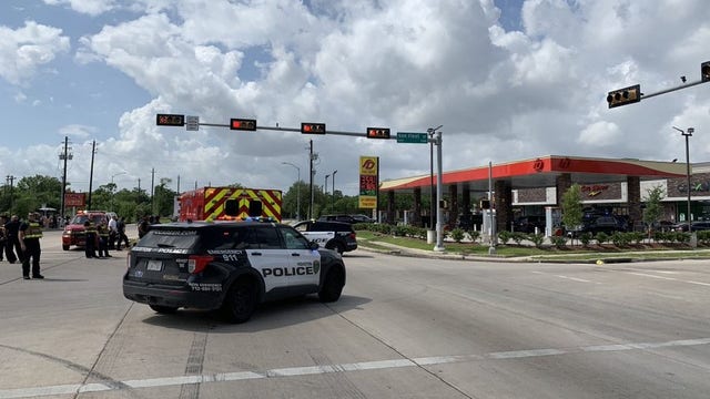 Suspect hospitalized with gunshot wound after SWAT scene in SE Houston