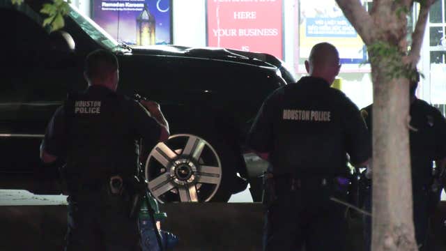 Man driving with family fatally struck pedestrian in SW Houston: police