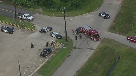 1 transported to hospital after crash with fire truck in SE Houston