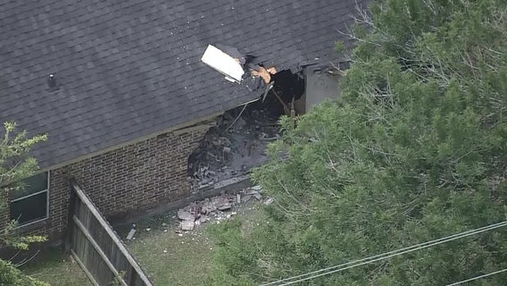 Houston METRO bus crashes into home in South Acres