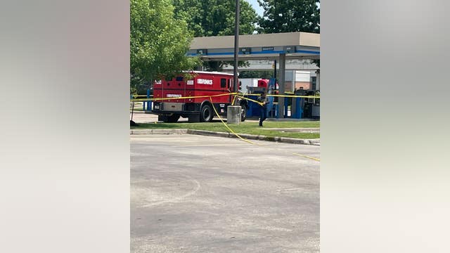 Off-duty officer shoots at suspected robbers outside Chase Bank, security guard hospitalized