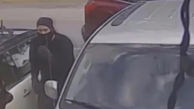 Houston woman robbed after getting cash at bank; police searching for suspect