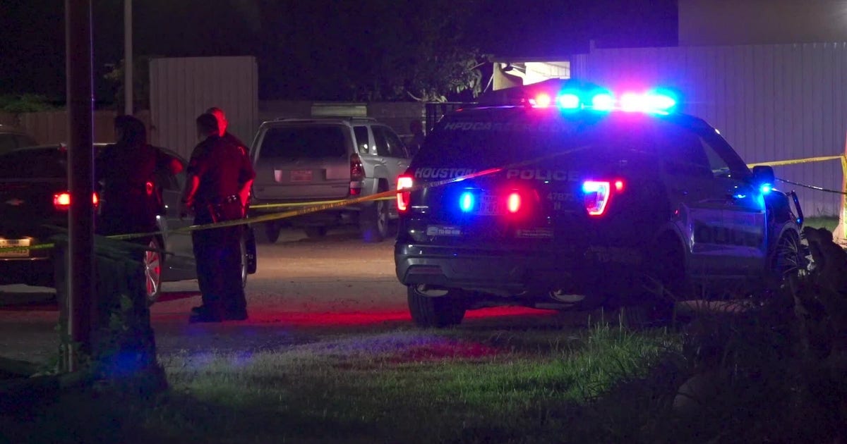 Suspected robber shot, killed outside bar in north Houston | FOX 26 Houston