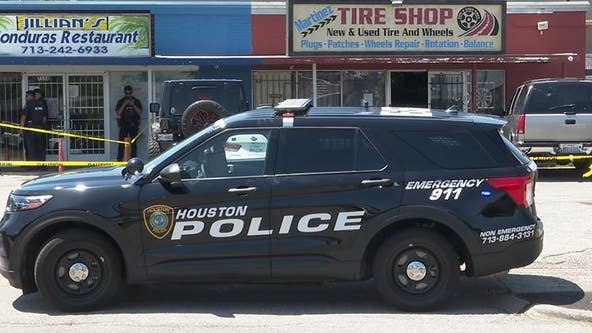 Fight at SE Houston tire shop turns into deadly double shooting; gunman at large