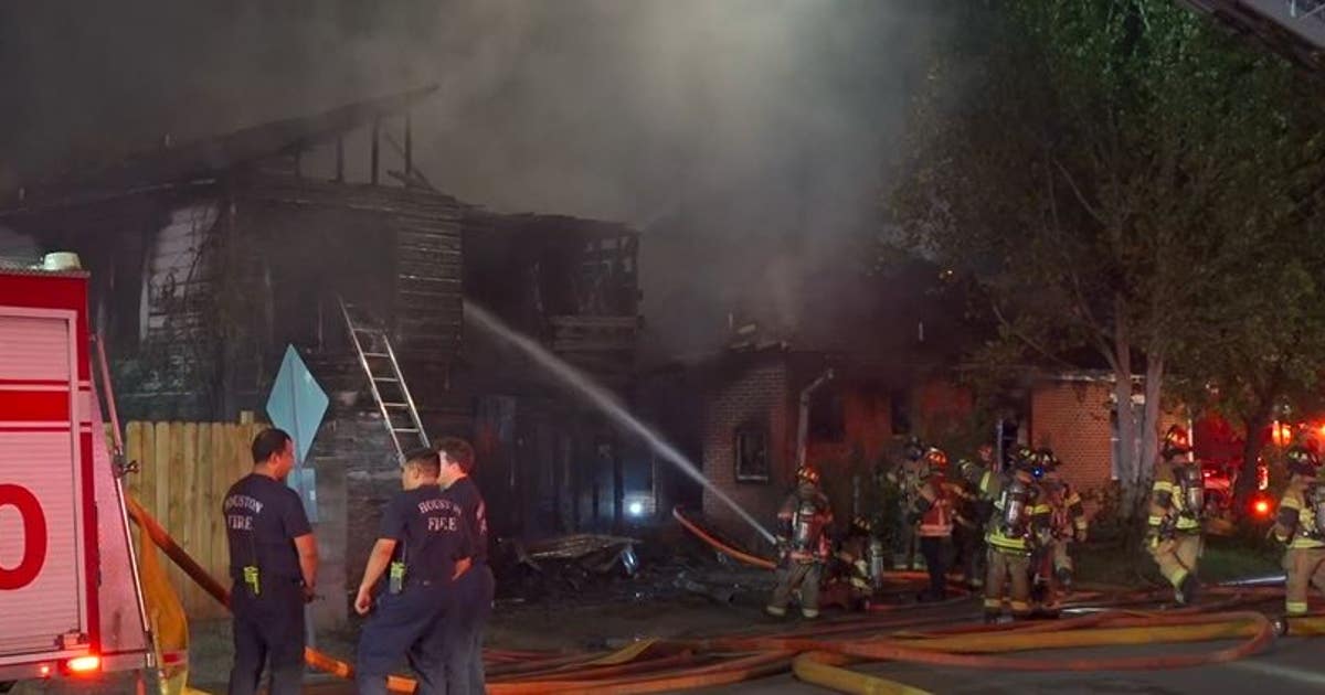 Two buildings destroyed by heavy flames in southeast Houston | FOX 26 ...