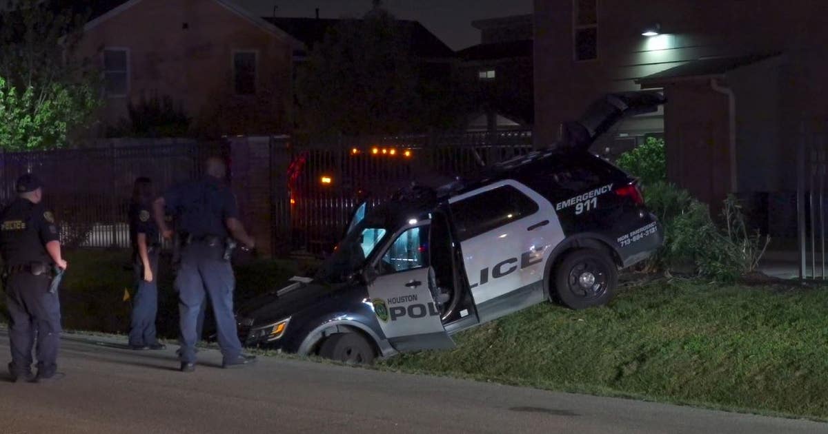 Houston PD patrol car crashes into ditch during chase with stolen truck ...
