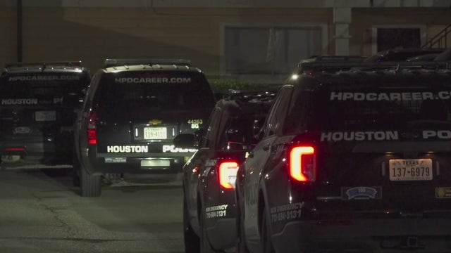 Police: Man stabbed ex-girlfriend in Houston apartment; woman hospitalized