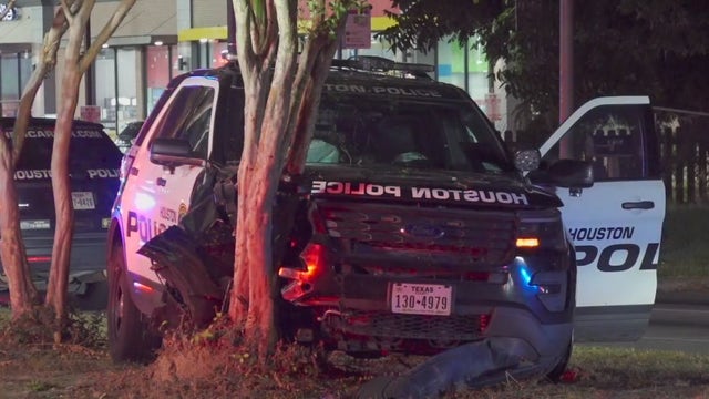 HPD unit crashes into tree during pursuit in NW Houston