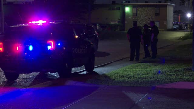 Passenger in vehicle shoots two sisters on sidewalk in SE Houston: police