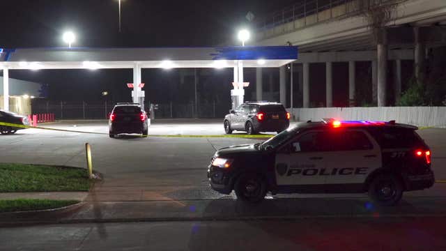 Woman shot in chest, chin gets help at Houston convenience store
