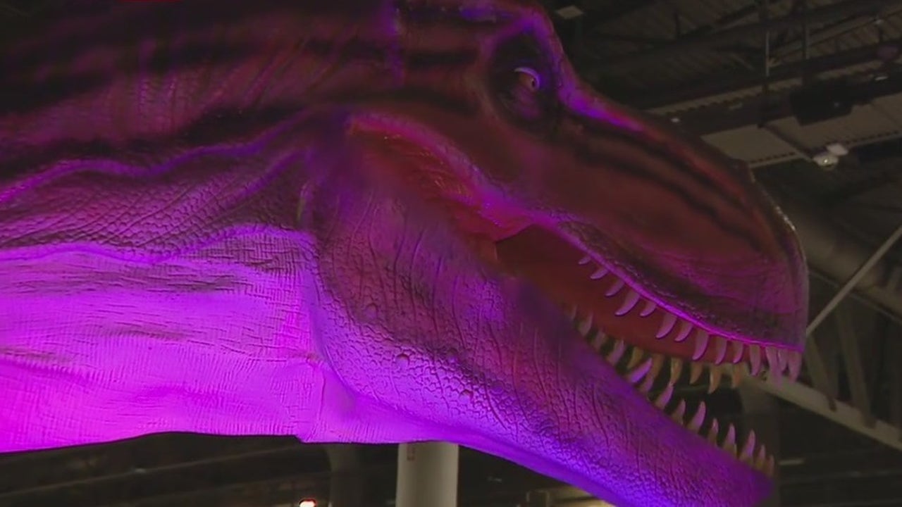 Lifesize dinosaurs arrive at Houston's NRG Center