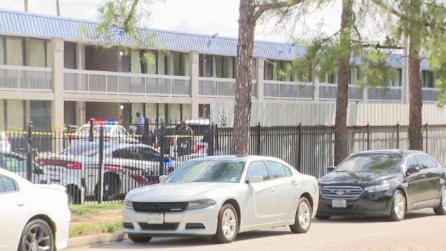 Suspect killed after allegedly pointing weapon at constable deputies at Harris Co. motel