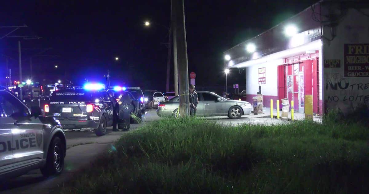 Man shot while sitting outside Houston convenience store | FOX 26 Houston