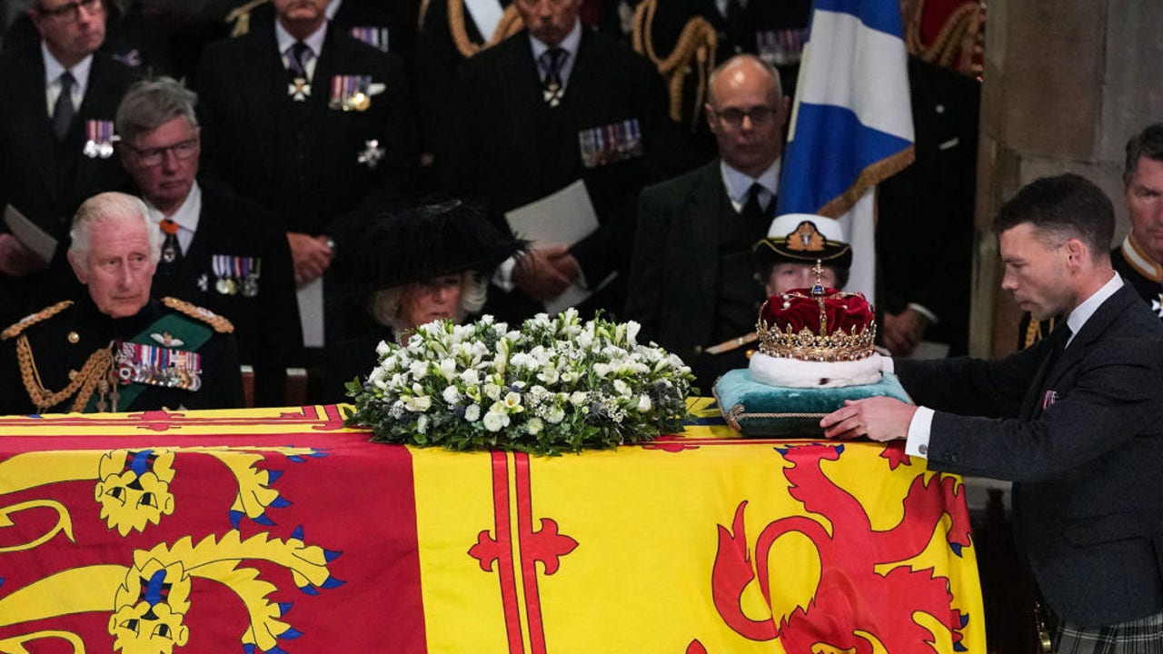 King Charles escorts coffin in Scotland as queen hailed a constant in all our lives pic pic