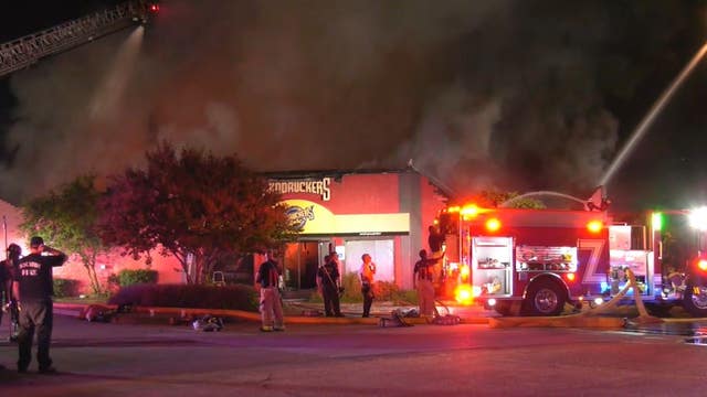 Flames seen outside Fuddruckers in northwest Harris County: photos