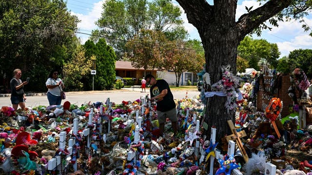 LIST: Houston-area schools supporting Uvalde by having students wear maroon, white on Tuesday