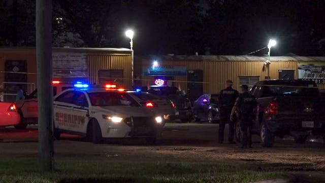 Man killed after trying to rob illegal game room in east Harris County, stabbing manager
