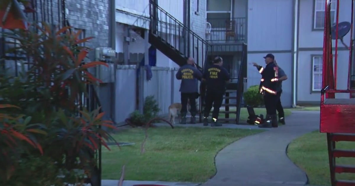 Man hospitalized after fire in southwest Houston apartment | FOX 26 Houston