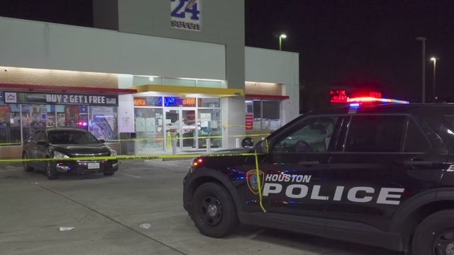 Man killed in shooting outside convenience store on Fuqua in southeast Houston
