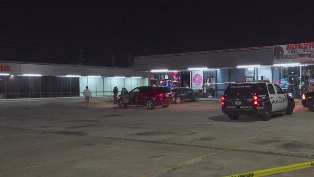 1 dead, 2 injured after shooting at Houston clothing store along Southwest Freeway