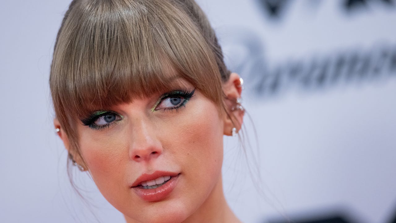 Ticketmaster Apologizes To Taylor Swift, Fans Over Sales Disaster | FOX ...