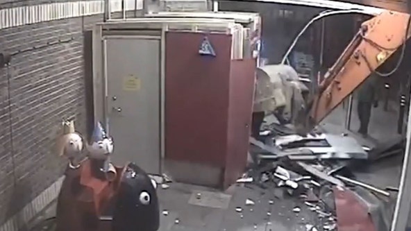 2 men cause ‘huge damage’ using excavators to steal ATMs, footage shows