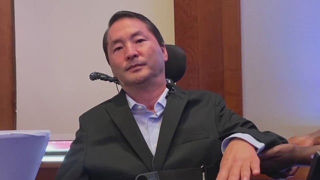 Houston spine surgeon with quadriplegia spreads hope after moving his arms