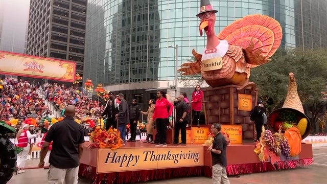 Floats, marchers take to Downtown Houston for H-E-B Thanksgiving Day Parade