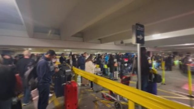 Houston Bush airport already seeing holiday travel rush, travelers sit in traffic