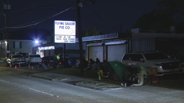 Flying Saucer Pie Co customers line up in Houston overnight for Thanksgiving dessert