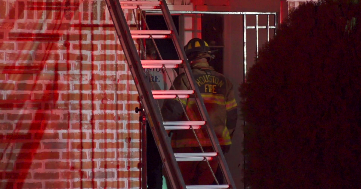 Houston house fire on Plumbrook Drive leaves 4 in hospital | FOX 26 Houston