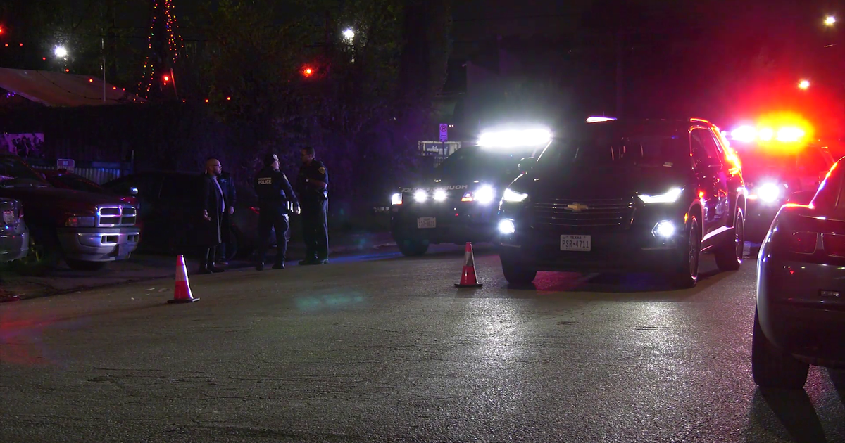 Woman shot in the street near Montrose-area bar | FOX 26 Houston