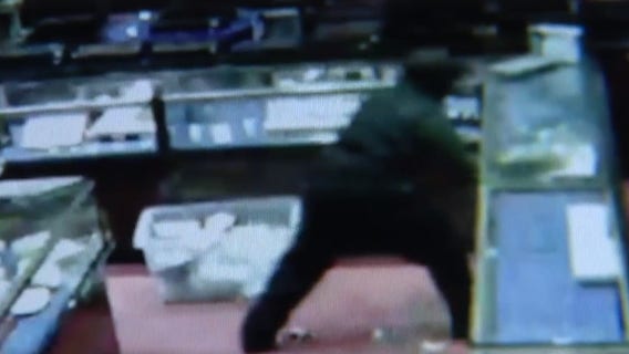 Houston Jewelry store broken into, owner says thief actually got "nothing"