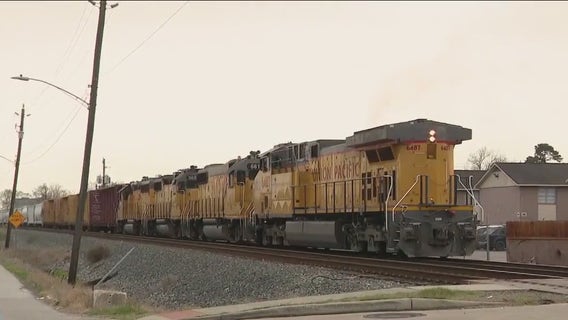 Houston East End residents concerned over rail blockings speak to federal administrators