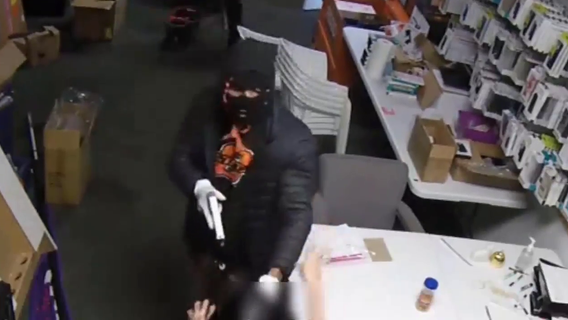 2 Suspects barge into Houston cell phone store with guns, steal phones, cash