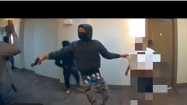 Robbery suspects ambush victim at Houston apartment building gate, victim shot